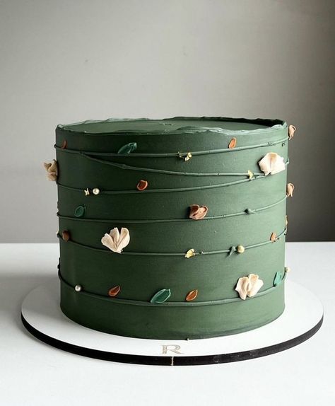 Small Cake Decorating Ideas Easy, Fancy Decorated Cakes, Dark Green Birthday Cake, Plant Cake Design, Nature Birthday Cake, Green Cake Aesthetic, Aesthetic Bday Cake, Green Buttercream Cake, Dark Green Cake