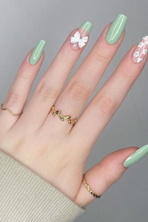 Acrylic Nail Designs Light Green, Green White Nails Art Designs, Lilac And Sage Nails, Light Green Nails With Design, Green And White Nails Ideas, White And Light Green Nails, Sage Green Coffin Nails, Sage And White Nails, Light Green Nails With Flowers