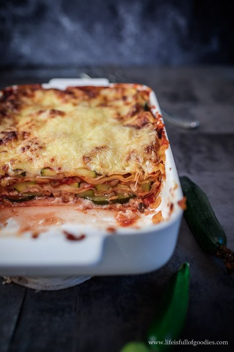 Zucchini Lasagne - vegetarisch Healthy Mug Recipes, Mug Dessert Recipes, Broccoli Recipes Side Dish, Vegetarian Noodles Recipes, Zucchini Lasagne, Mug Cake Healthy, Easy Sandwich Recipes, Zoodle Recipes, Dinner Sandwiches