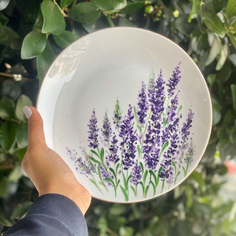 Lavender Pottery Plate, Mothers Day Pottery Painting Ideas, Lavender Pottery Painting, Pottery Painting Ideas Floral, Pottery Painting Flowers Easy, Floral Pottery Painting Ideas, Pottery Painting Floral, Pottery Plates Painting Ideas, Lavender Ceramics