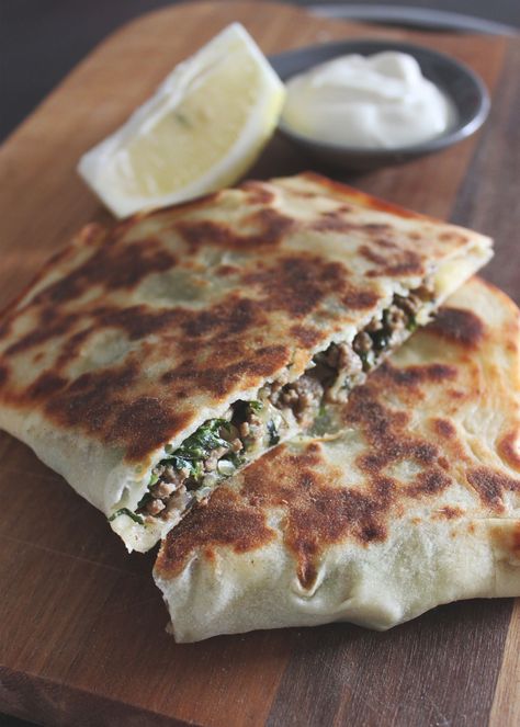 Lamb Gozleme Recipe, Spinach Dishes, Gozleme Recipe, Alcohol Cakes, Persian Dishes, Arabisk Mad, Flat Breads, Turkish Food, Spinach And Feta