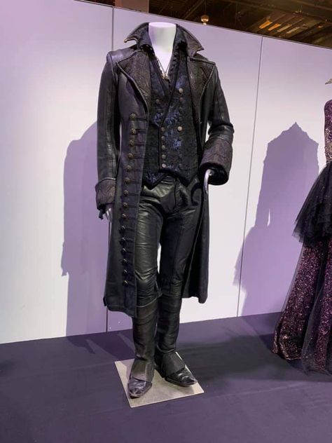 Dark Pirate Outfit Male, Victorian Split Skirt, Vampire Hunter Aesthetic Outfit, Pirate Captain Outfit, Pirate Captain Outfit Male, Captain Hook Costume, Evil Queen Costume, Pirate Jacket, Ren Faire Outfits