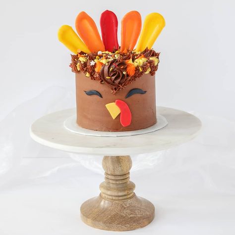 Thanksgiving Turkey Cake, Thanksgiving Cakes Decorating, Turkey Cake, Thanksgiving Cakes, Cake Decorating For Beginners, Pumpkin Spice Candle, Cake Decorating Classes, Pumpkin Spice Cake, Bird Cakes