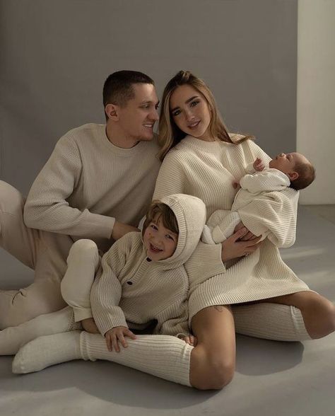 Family Christmas Pictures Aesthetic, Outfits For Family Christmas Pictures, Family Photoshoot Aesthetic Studio, Winter Family Photoshoot Outfits Indoor, Modern Family Christmas Photos, Studio Christmas Family Photos, Christmas Studio Family Photos, Family Photo Outfits Indoor Studio, Family Photos Pregnant