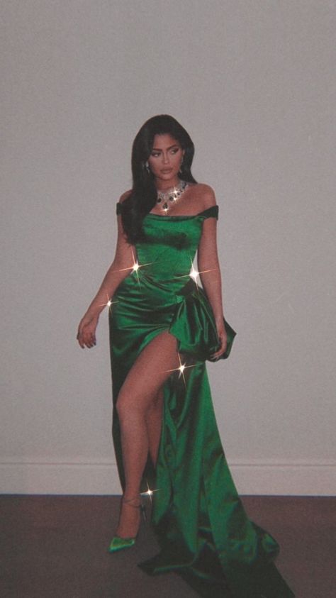 #kylie Jenner #green#neackless#dress Kylie Jenner Green, Brown Acrylic Nails, Elegant Outfit Classy, Outfit Classy, Celebrity Dresses, Funky Art, Elegant Outfit, Kylie Jenner, Green Dress