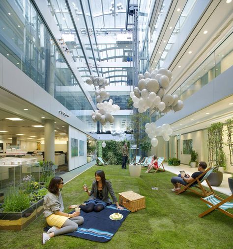 The London branch of HOK (global architecture firm) features a central patch of grass as well as construction method and materials that make it the first LEED Gold building in the United Kingdom. Future Office, Office Pods, Green Office, Cool Office, Workplace Design, Garden Office, Interior Garden, Corporate Office, Office Inspiration