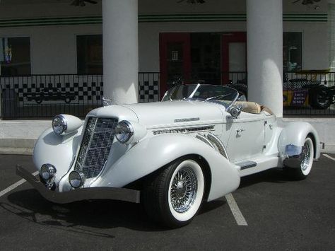 1936 Auburn Speedster. She featured a supercharged 350 V8 engine. Old Automobiles, Old Fashion Convertible Car, Auburn Car, 1936 Auburn Boattail Speedster, Brass Era Cars, Auto Retro, Automobile Companies, Cool Old Cars, American Classic Cars