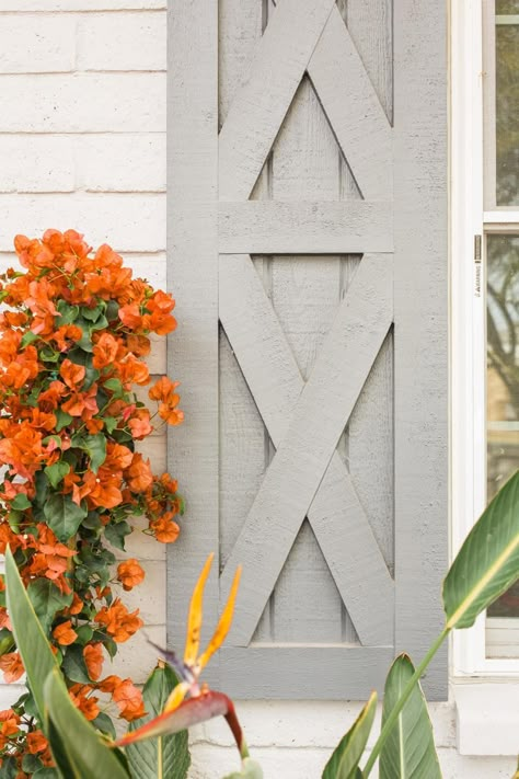 Boosting your home's curb appeal doesn’t necessarily require a major renovation or big landscaping changes. Sometimes, just a few tweaks and simple DIY projects can do the trick. Renovation Facade, Outdoor Shutters, Curb Appeal Landscape, House Shutters, Diy Shutters, Home Remodeling Diy, Shutters Exterior, Diy Outdoor Decor, Window Shutters