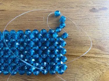 How to Make a Beaded Purse | ehow Diy Bead Bag, Bead Purse Diy, Beaded Purses Pattern, Diy Beaded Purse, Beaded Bags Diy Tutorials, Diy Beaded Bag, Seed Bead Purse, Bead Purse, Hand Beaded Bag