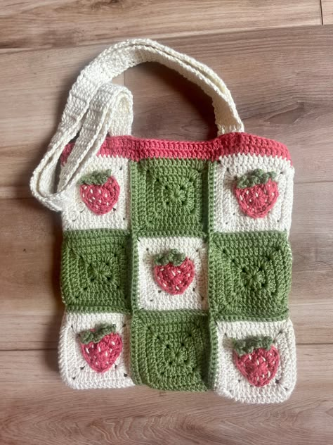 Straps For Crochet Bag, Crochet Patterns Tote Bag, Crochet Tote Bag Ideas, Strawberry Bag Crochet, Strawberry Crochet Bag, Crochet Patterns Bag, Crochet Strawberry Bag, Crochet Totes, Strawberry Tote Bag