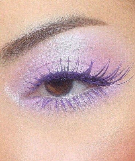 Purple Eyelashes Ideas Dreamy Purple Eyeshadow, Makeup Inspiration Purple, Purple Eyelashes Makeup, Violet Makeup Aesthetic, Violet Eyes Makeup, Cute Purple Eye Makeup, Simple Lavender Makeup Looks, Fun Purple Eye Makeup, Cute Makeup Purple