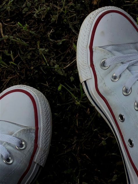 White Converse Aesthetic, Converse Aesthetic, United Wallpaper, Chuck Taylor Shoes, Manchester United Wallpaper, White Converse, Snap Food, Aesthetic Shoes, Chuck Taylor Sneakers