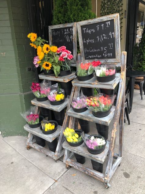 Fresh Flower Display Stand, Flower Selling Stand, Flower Market Display Booth Ideas, Flower Stands Ideas, Diy Flower Display Stand, Diy Flower Stand Display, Flower Stand Ideas Farmers' Market, Cut Flower Stand, Farmers Market Flower Display