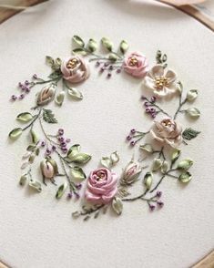 Silk Ribbon Embroidery Tutorial, Sulaman Pita, Silk Ribbon Embroidery Patterns, Ribbon Embroidery Kit, Embroidery Ribbon, Ribbon Embroidery Tutorial, Pola Sulam, Hand Embroidery Flowers, Satin Ribbons