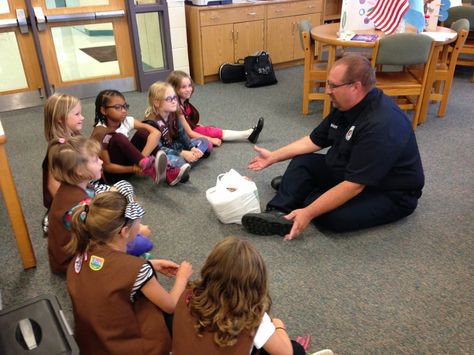 A Crafty Chick: Brownie Meeting 4: Girls Scout Brownie Safety Awar Brownies Activities, Brownie Girl Scout, Girl Scout Leader, Brownie Girl Scouts, Girl Scouts