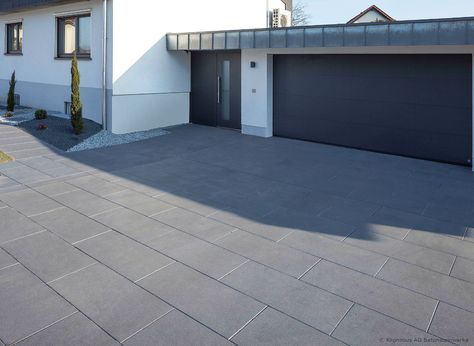 Mit GRANDEZZA PATIO erreicht Kronimus eine neue Dimension für Ihre Gestaltung rund ums Haus. Mit den 2 Formaten (50x50 und 75x50 cm) un der XL-Variante (100x50 cm) eine ideale Lösung für Garagen und Hofeinfahrten. #kronimusag #beton # design #hof&einfahrt Modern Driveway, Diy Driveway, Garage Tile, Porch Tile, Garden Garage, Carport Garage, Driveway Design, Driveway Landscaping, Garage Door Design