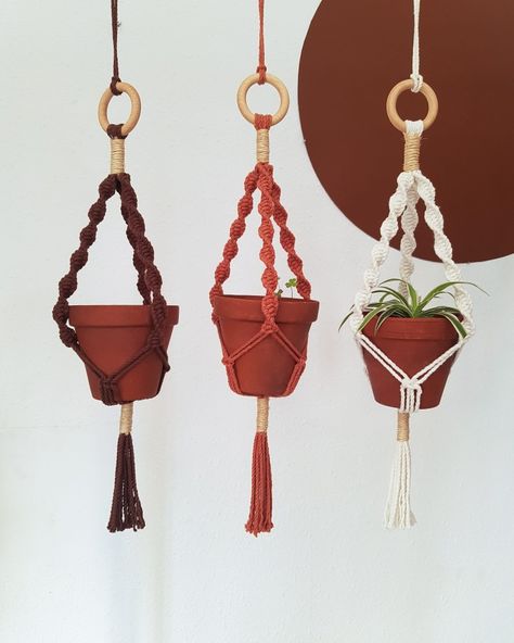 Mini Macrame Pot Hanger Diy, Mini Macrame Plant Hangers, Crochet Small Plant Hanger, Macrame Plant Hanger Small Pot, Macrame Wall Hanging Pots & Planters, Collar Macrame, Simple Macrame, Brown Vase, Macrame Knots Tutorial