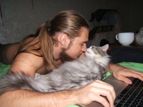 a cute boy with long hair who love cats = perfect! Metalhead Guy, Boys Long Hairstyles, Smosh, Cat People, Six Feet Under, Jason Momoa, Long Hair Styles Men, Man In Love, Narnia