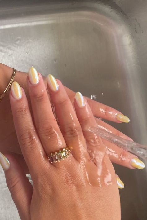 Chroome yellow nails Hail Bieber Nails, Pale Yellow Nails With Chrome, Yellow Nails With Pearls, Hailey Bieber Yellow Chrome Nails, Mail Inspo Yellow, Yellow And Chrome Nails, Yellow Shimmer Nails, Yellow Tip Chrome Nails, Crome Yellow Nails