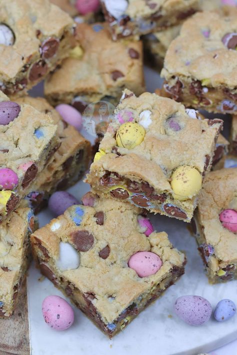 *This post may contain affiliate links. Please see my disclosure for more details!* A Yummy Mini Egg & Chocolate Chip Cookie Traybake perfect for Easter.. Mini Egg Cookie Bars are my new Favourite! SO, today is the second day of March. This year Easter is quite late in comparison to last year, but that isn’t stopping me… HELLO EASTER RECIPES! Honestly, I won’t only be doing Easter related recipes up until the big day, but I felt like posting this one now as its so good. I made this one th... Mini Eggs Cookies, Janes Patisserie, Easy Easter Desserts, Tray Bake Recipes, No Egg Cookies, Easter Desserts Recipes, Mini Egg, Easter Baking, Cookie Bar Recipes