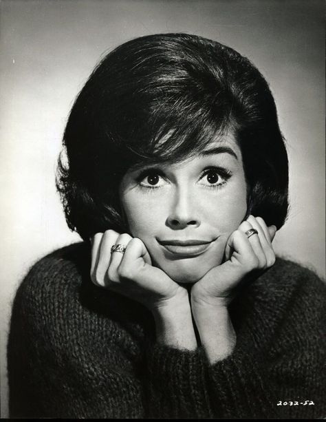 December 29, 1936 - January 25, 2017 Happy Birthday Mary, Mary Tyler Moore Show, Classic Actors, Tyler Moore, Mary Tyler Moore, Girl Memes, Figure Photo, January 25, The Oscars