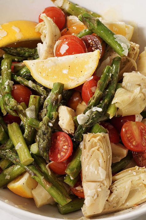 A close up picture of artichokes, tomatoes, asparagus with big juicy lemon wedges. Asparagus Salad Recipe, Marinated Artichokes, Best Asparagus Recipe, Tomato Salad Recipe, Cherry Tomato Salad, Tomato Salad Recipes, Asparagus Salad, Artichoke Recipes, Lemon Vinaigrette