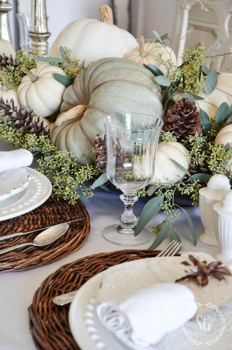 love the colors of these pumpkins  20+ Thanksgiving tablescape decorating ideas with natural elements Tafel Decor, Fall Flower Arrangements, Flowers Decoration, Fall Thanksgiving Decor, Fall Tablescapes, Autumn Decorating, Thanksgiving Table Settings, Pumpkin Centerpieces, Fall Table Decor