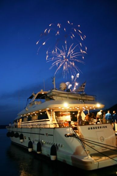 Discover Greece aboard a luxury yacht charter of your dreams - Party time Yacht Cocktail Party, Summer Yacht Party, Ibiza Yacht Party, Yacht Wedding Party, Yacht Birthday Party Aesthetic, Birthday On A Boat Party Ideas, Yacht Wedding Aesthetic, Sweet 16 Yacht Party, Yacht Dinner Party