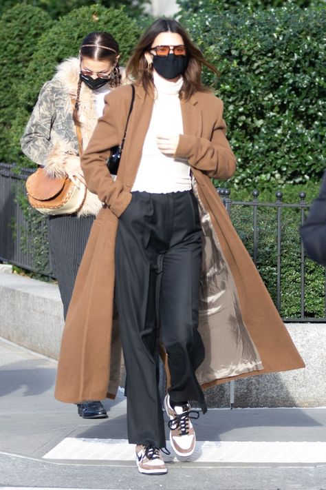 Kendall Jenner 11/19/2020 Light Brown Coat Outfit, Long Brown Coat Outfit, Long Blazer Outfit, Kendall Jenner And Bella Hadid, Brown Coat Outfit, Long Brown Coat, Long Coat Outfit, Winter Coat Outfits, Kendall Jenner Street Style