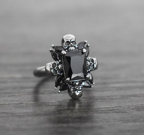 Afro Jewelry, Engagement Ring Sapphire, Skull Wedding Ring, Gothic Engagement Ring, Gothic Ring, Black Stone Ring, Edgy Jewelry, Saphir Ring, Goth Jewelry