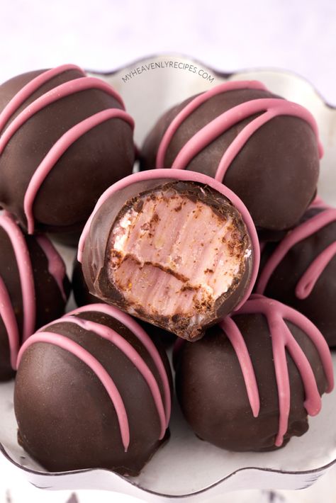 Chocolate Raspberry Truffles Chocolate Cake Truffle Balls, Dark Chocolate Raspberry Fudge, Chocolate Ganache Truffles Recipe, Truffles Recipe Easy No Bake, Truffle Recipes Chocolate, Dark Chocolate Raspberry Truffles, Chocolate Covered Truffles, Truffle Packaging Ideas, Homemade Truffles Chocolate