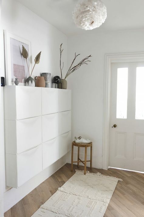 White Hallway Ideas, Space Hallway, White Hallway, Dark Hallway, Hallway Inspiration, Hallway Designs, White Shades, Hallway Storage, Hallway Ideas Entrance Interior Design