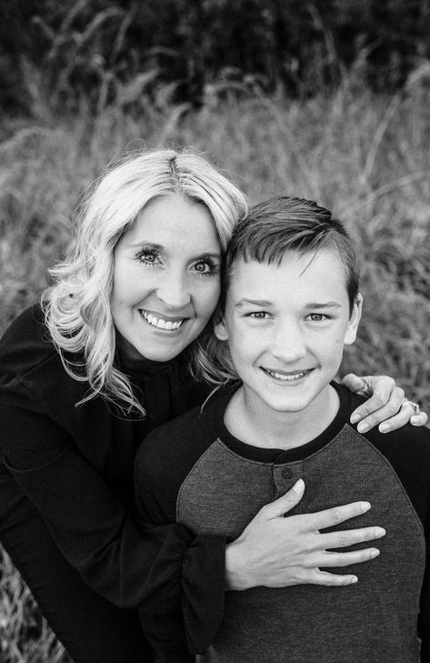 Mother Older Son Photos, Teenage Son And Mom Pictures, Mother Teen Son Portraits, Mom And Grown Kids Photoshoot, Mom And Teen Son Portraits, Mother Son Poses Older, Mother Son Photography Older, Mom And Teen Son, Mom And Older Son Photo Ideas