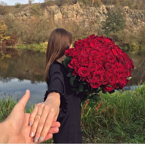 Surprise Proposal Pictures, Bridal Songs, Wedding Photoshoot Props, Instagram Russia, Flower Photoshoot, Romantic Photoshoot, Instagram Ideas Photography, Photo Pose Style, Couple Photoshoot Poses