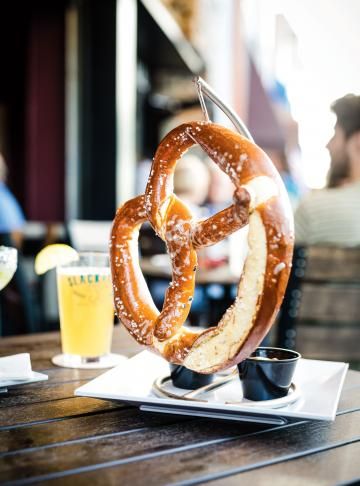 Ricardo's recipe: New York-Style Soft Pretzels Giant Pretzel Recipe, Rockefeller Tree, Giant Pretzel, New Years Appetizers, Pretzel Recipe, Soft Pretzel Recipe, Ny Food, Main Food, Amazing Meals