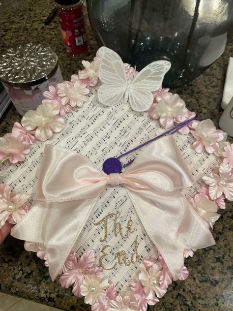 Crown Cap Graduation, Early Graduation Cap Ideas, Princess Graduation Cap, K-12 Graduation Cap, Coquette Graduation Party, Pink Grad Cap Ideas, Cute Girly Graduation Cap, Graduation Cap Designs Coquette, Coquette Graduation Cap