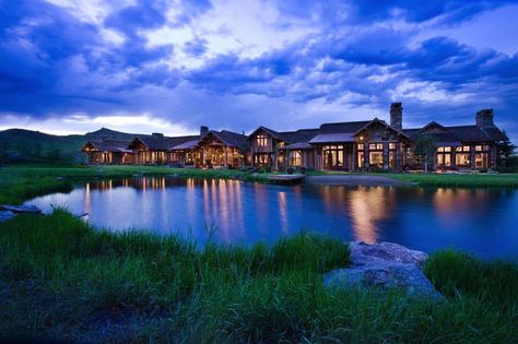 Rustic yet refined mountain home surrounded by Montana's wilderness Montana Mansion, Houses In The Mountains, Locati Architects, Rustic Home Exterior, Rustic Mountain Homes, Millionaire Homes, Photography Interior Design, Interior Design Images, Photography Interior