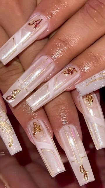 Low Rider Nails, Lowrider Nail Designs, Pinstriping Art, Pinstripe Nails, Cartoon Nail Designs, Pearl Chrome, White Nails With Gold, Retro Nails, Aesthetic Ig