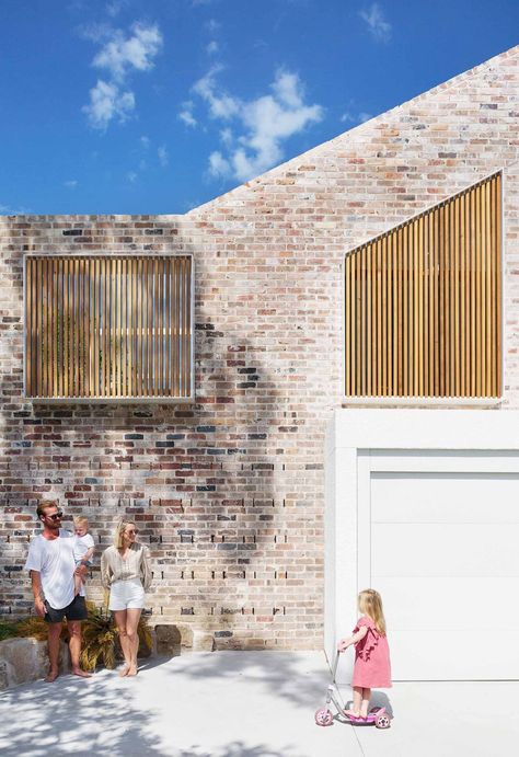 A mid-century modern family-friendly home with Scandi-style Brick House Facade Ideas, Recycled Brick And Weatherboard Facade, Facebrick House Exterior South Africa, Mid Century Modern Facade, Australian Brick House Exterior Makeover, Midcentury Modern House Exterior, Modern Brick House, Owner Builder, Facade Ideas