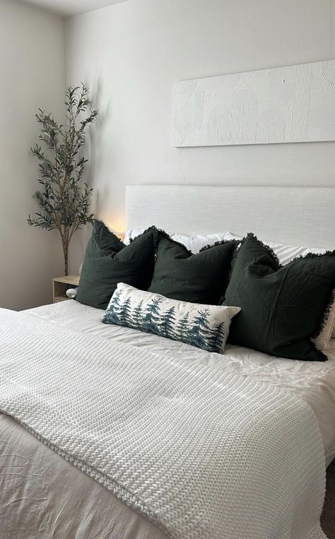 Minimal Christmas Decor Bedroom, Elegant Christmas Bedroom, Christmas Bedding Aesthetic, Modern Christmas Bedroom, Winter Bedroom Aesthetic, Christmas Decor Bedroom, Holiday House Decor, Bedroom Decor Christmas, Bedroom Christmas Decor