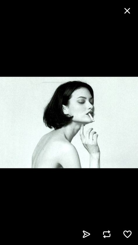 Shalom Harlow Short Hair, Shalom Harlow, Nyc Summer, Black Bob, 1990s Fashion, Dark Makeup, Blonde Wig, Ethereal Beauty, People Photography