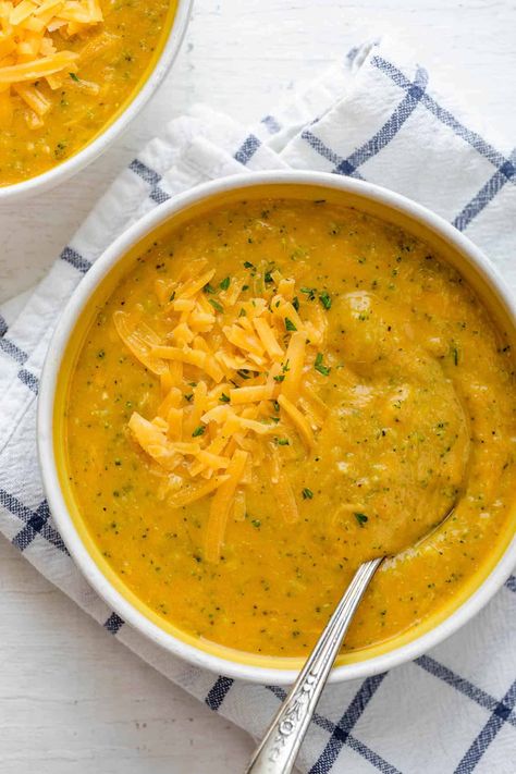 This vegan-friendly Healthy Roasted Broccoli & Cheese Soup has all the flavor of the traditional recipe but with no cream and less calories! Healthy Broccoli And Cheese Soup, Healthy Broccoli And Cheese, Healthy Broccoli Cheese Soup, Best Carrot Recipe, Hearty Winter Recipes, Vegetarian Tortilla Soup, Broccoli And Cheese Soup, Soup Broccoli, Soup Winter