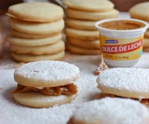 Alfajores Recipe, Colombian Desserts, Filet Mignon Chorizo, Colombian Recipes, Ecuadorian Food, Cookie Sandwich, Cookie Sandwiches, Coconut Candy, Colombian Food