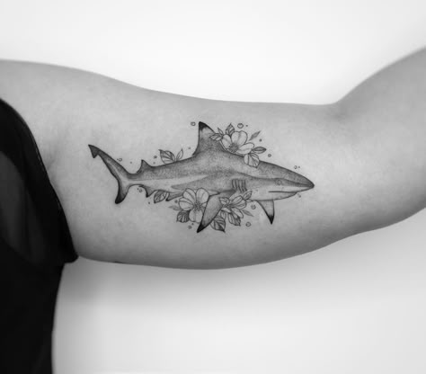 Shark Tattoo Meaning, Tattoo Whale, Shark Tooth Tattoo, Whale Shark Tattoo, Hai Tattoo, Turtle Tattoo Designs, Whale Tattoos, Shark Tattoo, Ocean Tattoos