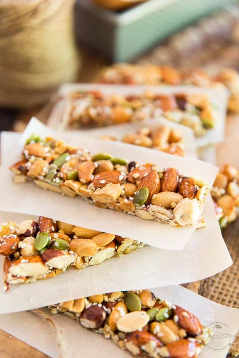 KIND Nut Bars are such a delicious snack but can be a tad on the pricey side. Learn how to easily make your own for a fraction of the price! Snack Sani, Healthy Snack Bars, Nut Bars, Kind Bars, Nut Bar, Healthy Foodie, Gummy Bear, Granola Bars, Fruit Snacks