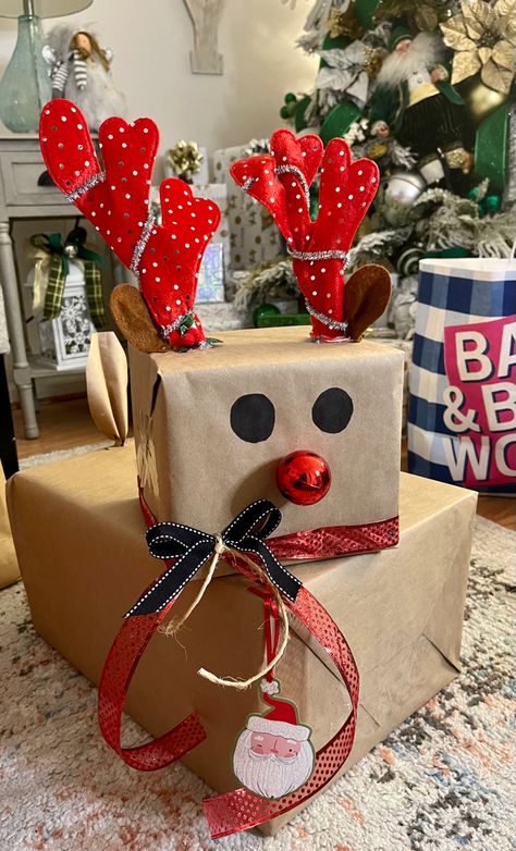 Reindeer Gift Tower, Funny Christmas Wrapping Ideas, Reindeer Wrapping Ideas, Snowman Wrapping Ideas, Reindeer Tower Present, Christmas Gift Wrapping Ideas For Kids, Reindeer Presents Tower, Gift Wrapping Reindeer, Snowman Presents Tower