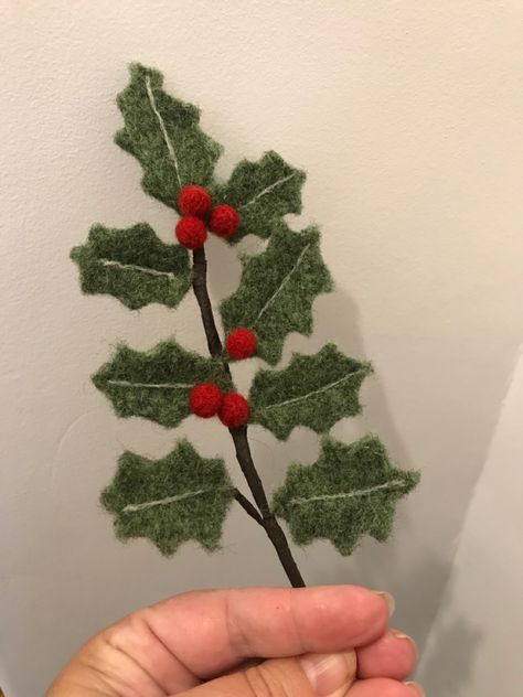 Wool Felt Projects Christmas, Felt Holly Ornament, Winter Needle Felting, Felt Holly Leaves, Felt Christmas Flowers, Needle Felting Flowers, Christmas Needle Felting Ideas, Felt Leaves Diy, Felt Berries