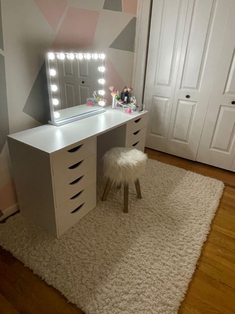 Diy Vanity Cheap, Built Vanity Ideas, Diy Makeup Vanity Cheap Bedroom, Cheap Vanity Ideas Bedroom, Cheap Vanity Desk, Diy Desk Vanity Ideas, Teen Vanity Desk, Vanity For Teenage Girl, Teen Room With Vanity