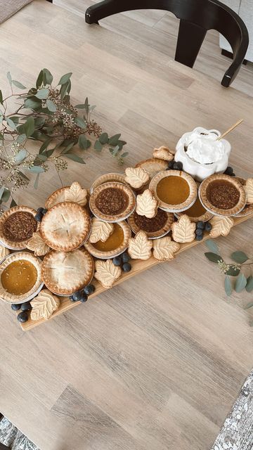 Mini Pie Platter, Thanksgiving Pie Board, Mini Pie Dessert Board, Thanksgiving Charcuterie Desert Board, Mini Pie Charcuterie Board Ideas, Thanksgiving Desserts Board, Thanksgiving Snack Board Ideas, Pie Board Ideas, Thanksgiving Appetizer Table Display