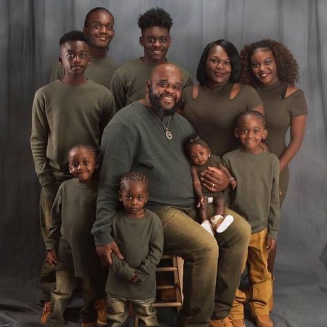 Amazing Black Family #BlackLiveMatters Family Photoshoot Black People, Fam Goals, Family Portrait Outfits, Extended Family Photography, Family Aesthetic, Big Families, African American Family, Afrikaanse Mode, Black Family